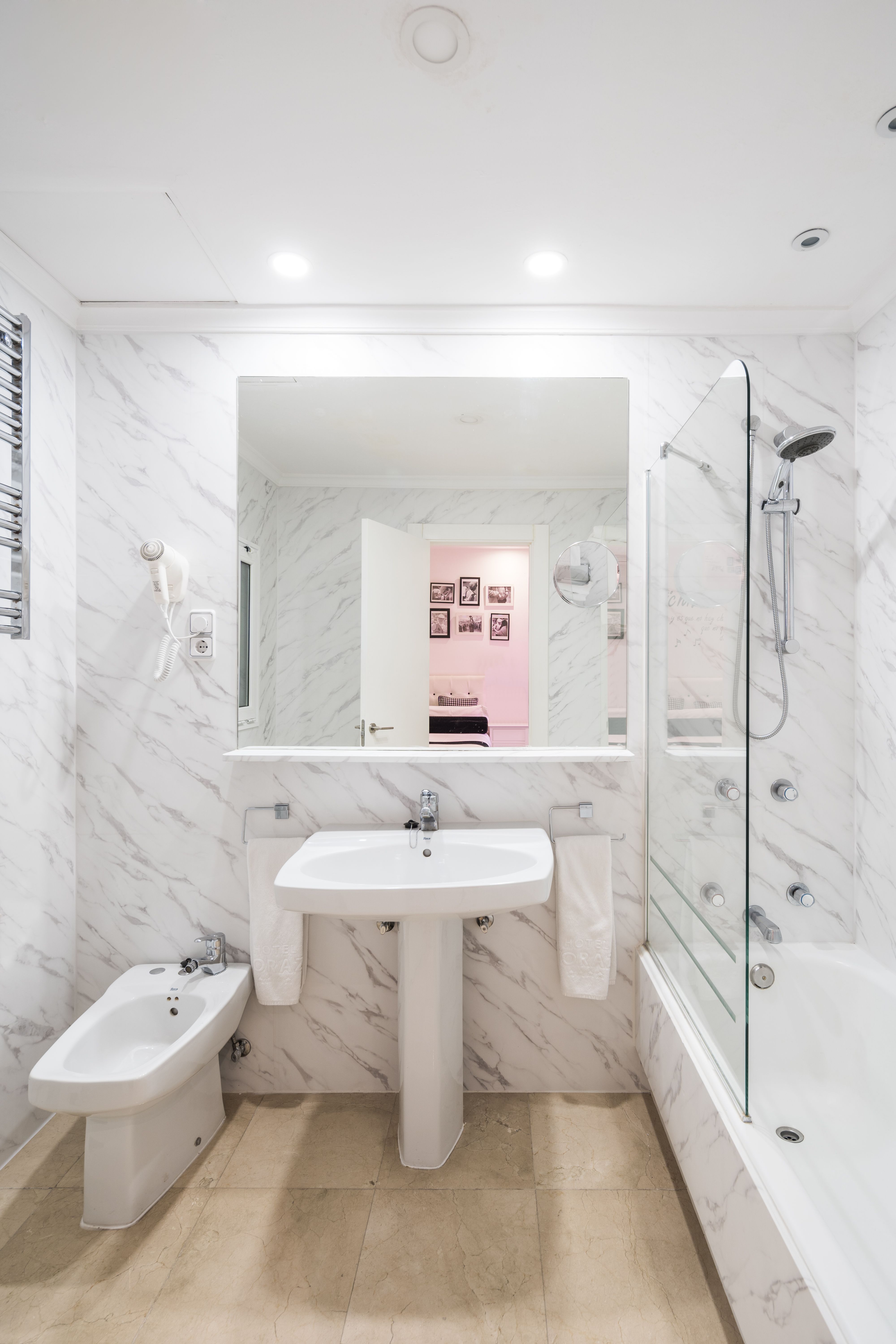 Hotel Mayorazgo Madrid &mdash; Bad in CoverStyl-Marmorfolie